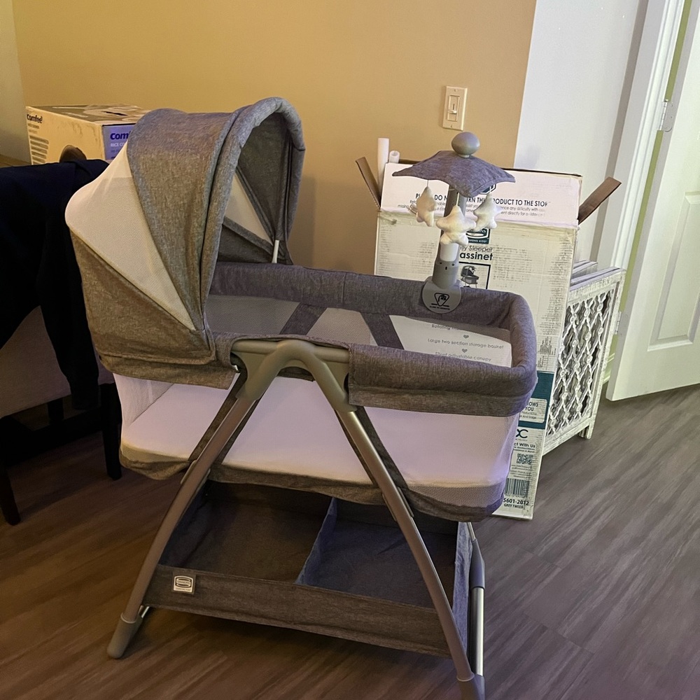 Simmons kids city sleeper beside bassinet w/activity mobile arm